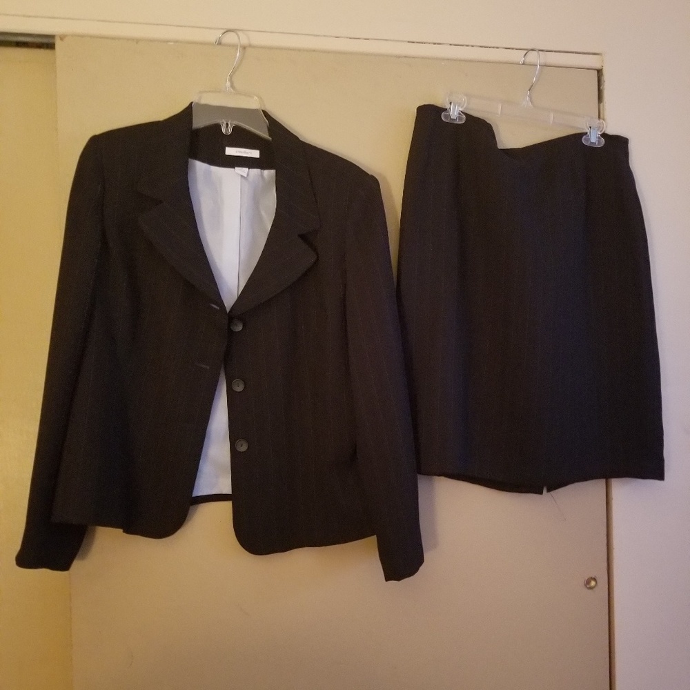 Skirt suit